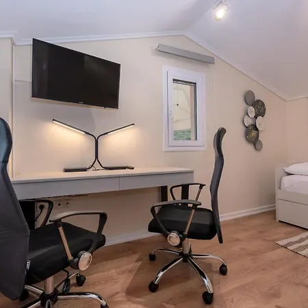 Nikole's Cozy 80m2 Tirós